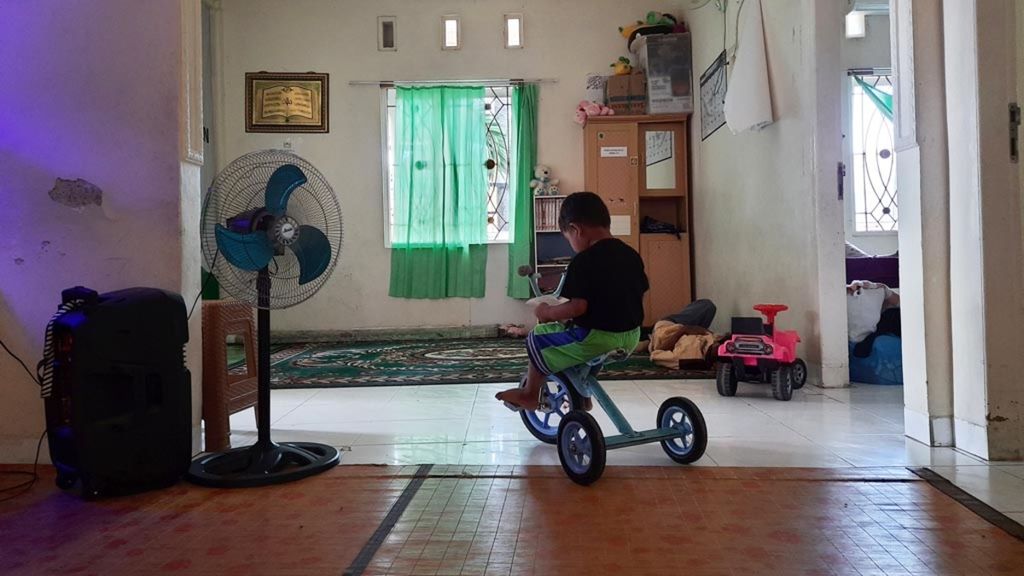 Irfan (4,5), pasien kanker leukemia, bermain sepeda di Rumah Singgah Pasien Inisiatif Zakat Indonesia Sumatera Barat, Padang, Sumbar, Januari 2020. Layanan kesehatan presisi dapat dimanfaatkan untuk menangani penyakit kanker.  