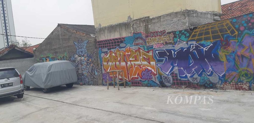 Tembok tempat parkir di RT 005 RW 002. Kampung Bulak Miring, Kelurahan Sawah, Kecamatan Ciputat, Tangerang Selatan, Banten, yang digambari grafiti oleh Folker Lukas Adi Wijoyo. Tembok yang dekil menjadi berwarna. Foto diambil Rabu (1/11/2023) siang.