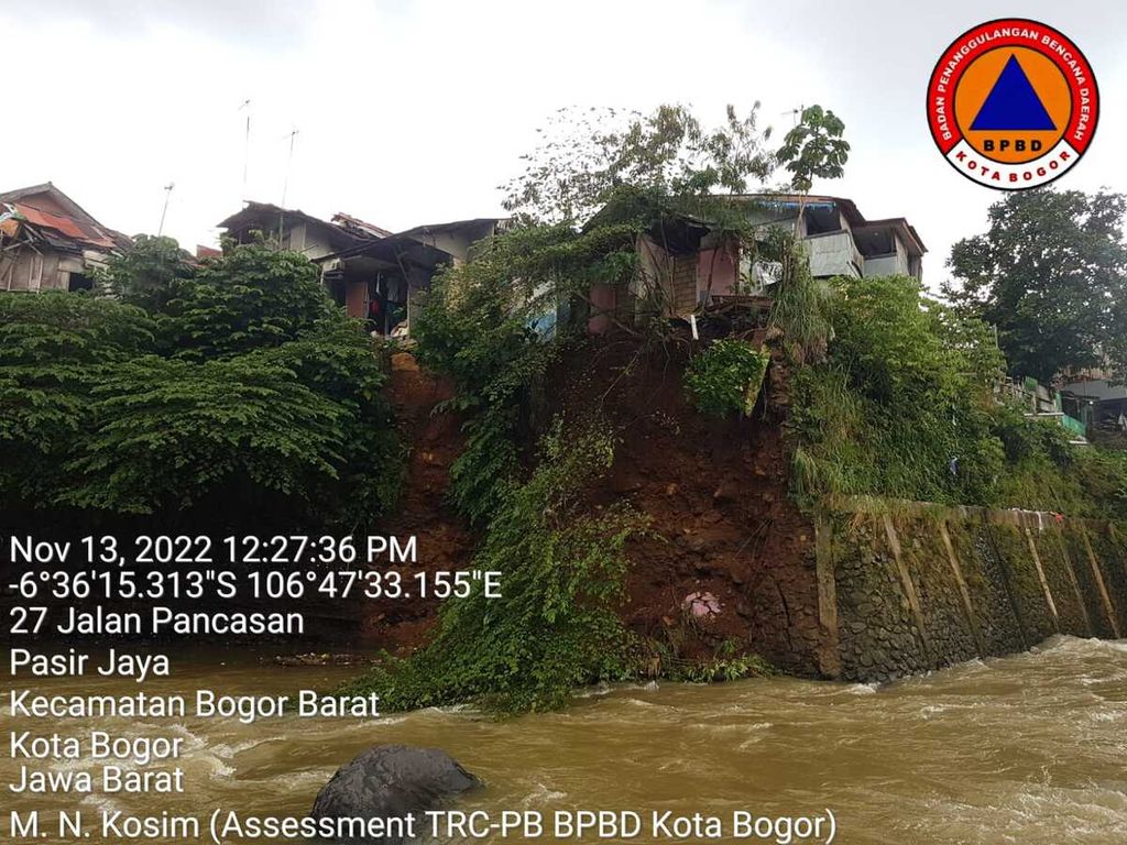 Hujan deras menyebabkan tembok penahan tanah (TPT) di pinggiran Sungai Cisadane longsor sehingga merusak dua rumah di bantaran sungai di Kampung Panaragan Kidul, Kelurahan Panaragan, Kecamatan Bogor Tengah, Minggu (13/11/2022).