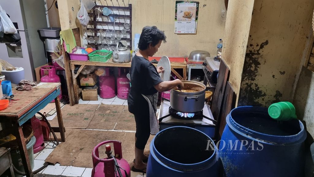 Seorang pegawai warung makan memasak di salah satu sudut Pasar Kosambi, Kota Bandung, Jawa Barat, Juli 2022.