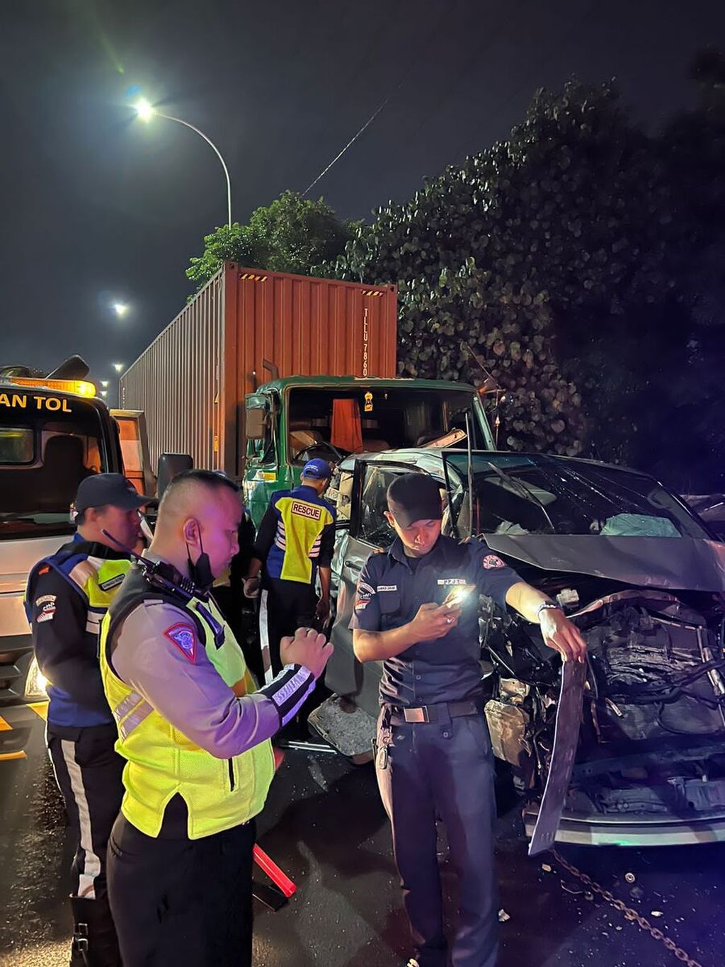 Suasana seusai kecelakaan beruntun di turunan Jalan Tol Interchange Pluit Kilometer 24.600, Jakarta Utara, Kamis (2/3/2023) pukul 22.30. 