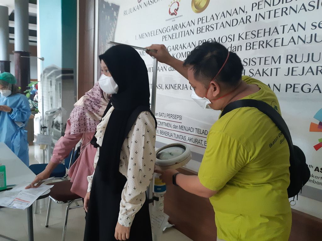 Seorang anak sedang menjalani pemeriksaan tinggi dan berat badan di RSUP Dr Mohammad Hoesin Palembang, Sumatera Selatan, Sabtu (10/7/2021).