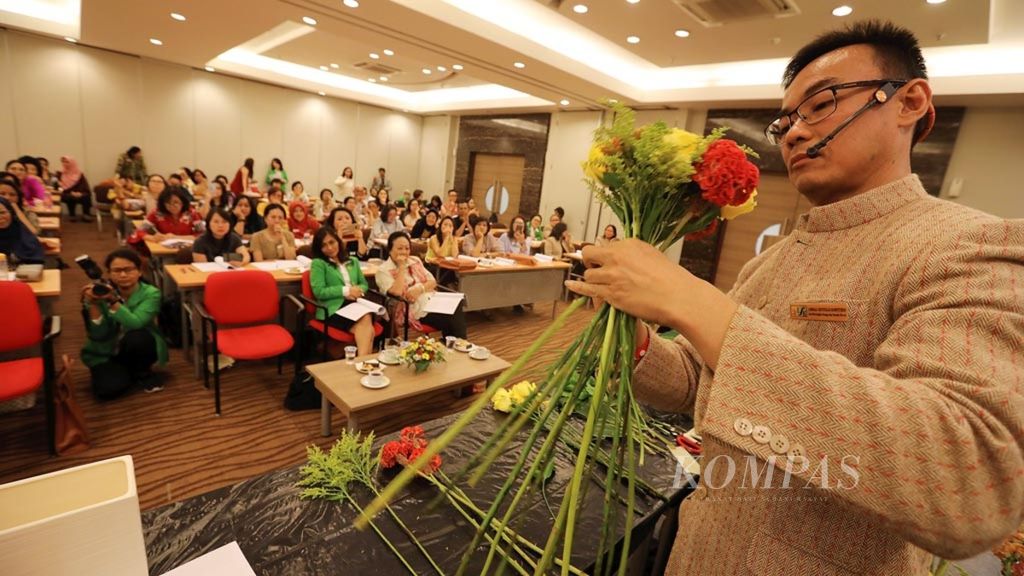 Instruktur dari Lembaga Sertifikasi Keterampilan (LSK) menyosialisasikan materi uji kompetensi seni merangkai bunga dan desain floral level 2 tingkat nasional kepada peserta di Jakarta, pertengahan November 2018.