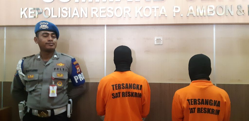 Dua pelaku pemerkosaan yang berusia dewasa dihadirkan dalam keterangan pers di Markas Polresta Ambon, Maluku pada Jumat (31/1/2020).