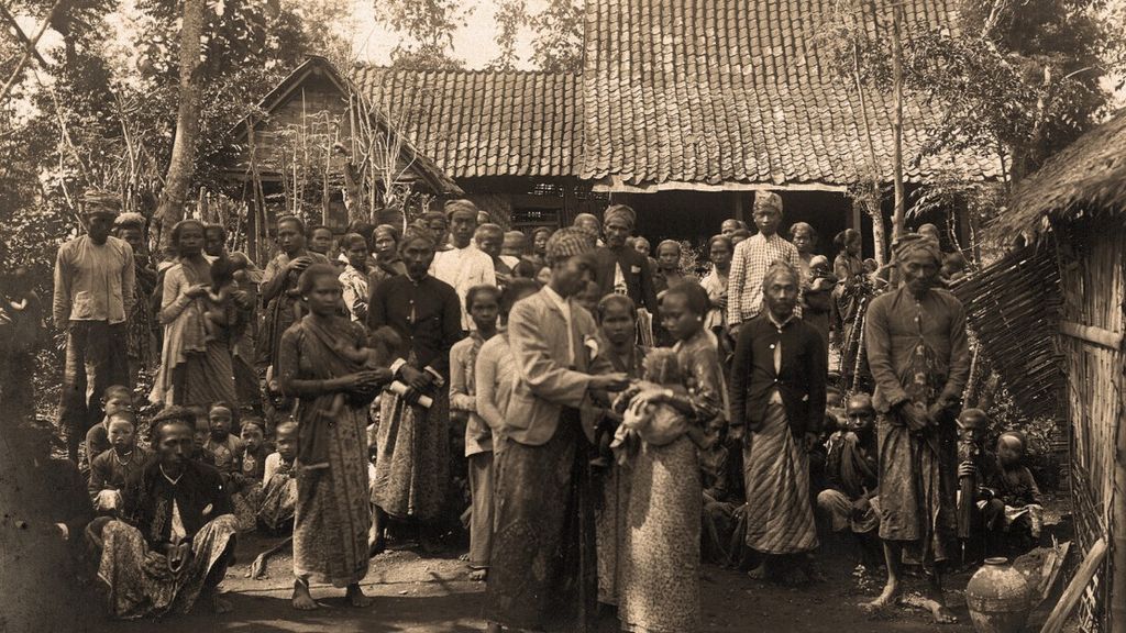 Wabah cacar melanda banyak daerah pada masa Hindia Belanda. Dalam gambar adalah vaksinasi cacar yang dilakukan di sebuah kampung di Jawa oleh seorang dokter pribumi pada tahun 1910.