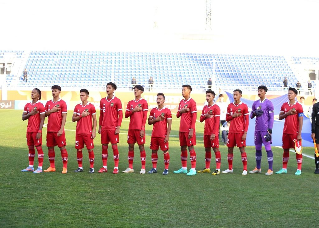 Para pemain Indonesia menyanyikan lagu Indonesia Raya menjelang sepak mula versus Irak pada laga penyisihan grup Piala Asia U-20 2023 di Stadion Lokomotiv, Tashkent, Uzbekistan, Rabu (1/4/2023) malam. Indonesia kalah, 0-2, pada laga itu.