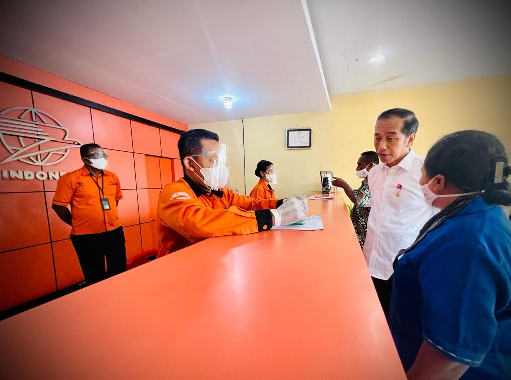 Presiden Joko Widodo mengunjungi Kantor Pos Saumlaki, Kepulauan Tanimbar, Maluku, Jumat (2/9/2022). Dalam kunjungan ini, Presiden mengecek penyaluran BLT BBM. BLT BBM didistribusikan sebagai pengalihan subsidi BBM.