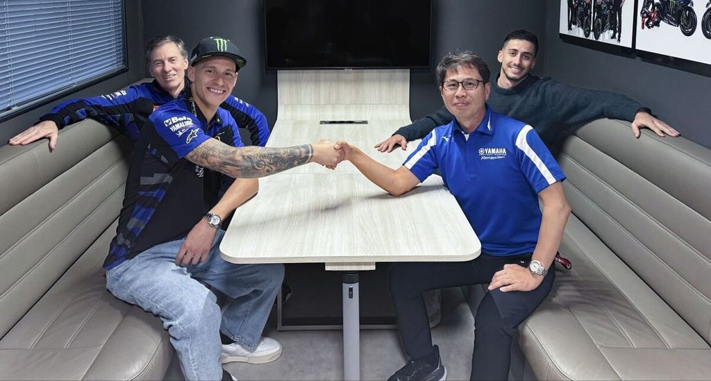 Fabio Quartararo berjabat tangan dengan Presiden Yamaha Motor Racing Takahiro Sumi saat penandatanganan perpanjangan kontrak dua musim hingga akhir 2026, Jumat (5/4/2024). Quartararo mendapat keyakinan bahwa Yamaha akan bisa mengembangkan YZR-M1 untuk kembali memburu gelar juara MotoGP.