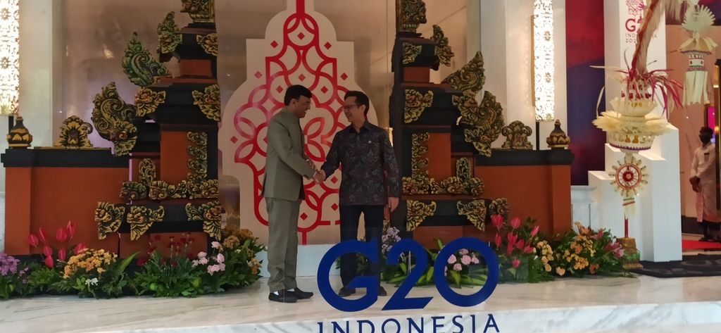 Menteri Kesehatan RI Budi Gunadi Sadikin (kanan) memberikan salam pada Menteri Kesehatan India Mansukh Mandaviya dalam pertemuan kedua tingkat menteri bidang kesehatan Presidensi G20 Indonesia di Bali, Kamis (27/10/2022). Setelah Presidensi G20 Indonesia usai, tahun depan akan dilanjutkan oleh Presidensi G20 India.