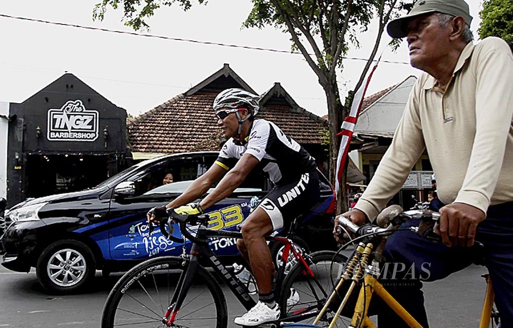 Fatahillah Abdullah, pebalap tim UBK, berlatih ringan menyusuri jalanan di kota Banyuwangi, Jawa Timur, Selasa (26/9). Fatahillah dan pebalap lain dari sejumlah negara yang tergabung di 19 tim akan berlomba di Internasional Tour de Banyuwangi Ijen yang menempuh jarak 533 kilometer dalam empat etape pada 27-30 September.