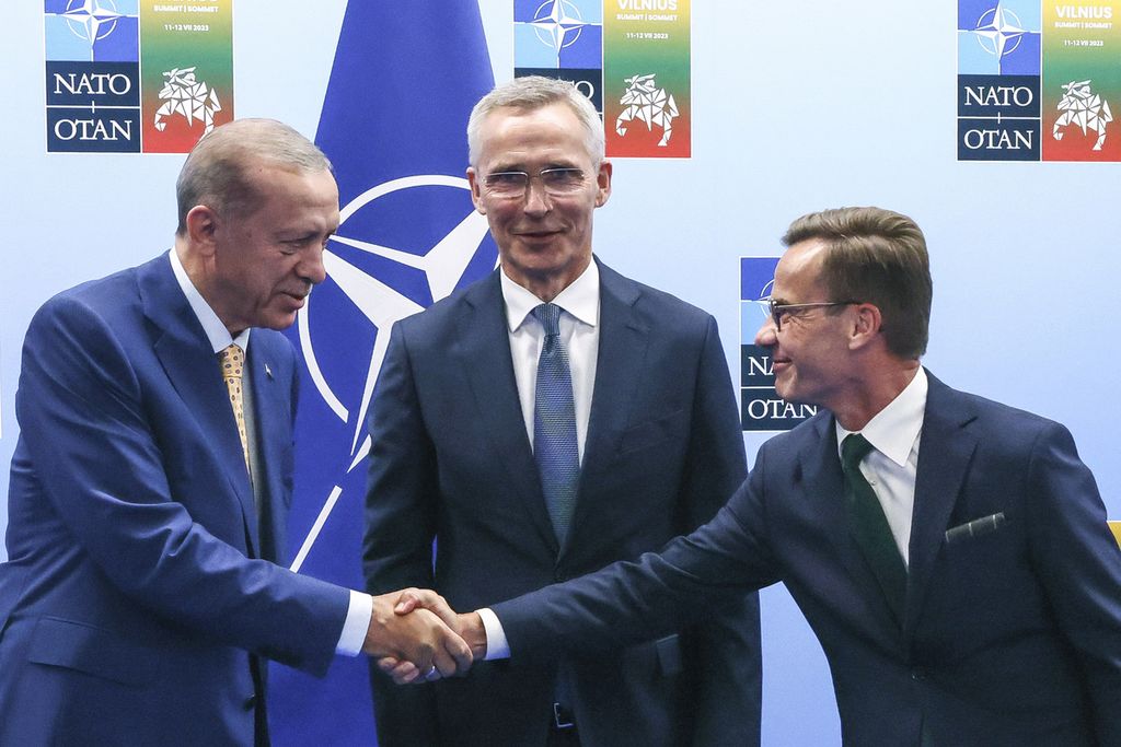 Presiden Turki Recep Tayyip Erdogan (kiri) dan Perdana Menteri Swedia Ulf Kristesson FILE (kanan) di sela pertemuan Pakta Pertahanan Atlantik Utara (NATO) di Lituania pada Juli 2023. Pada Selasa (22/1/2024), Turki menyutujui keanggotaan Swedia di NATO.