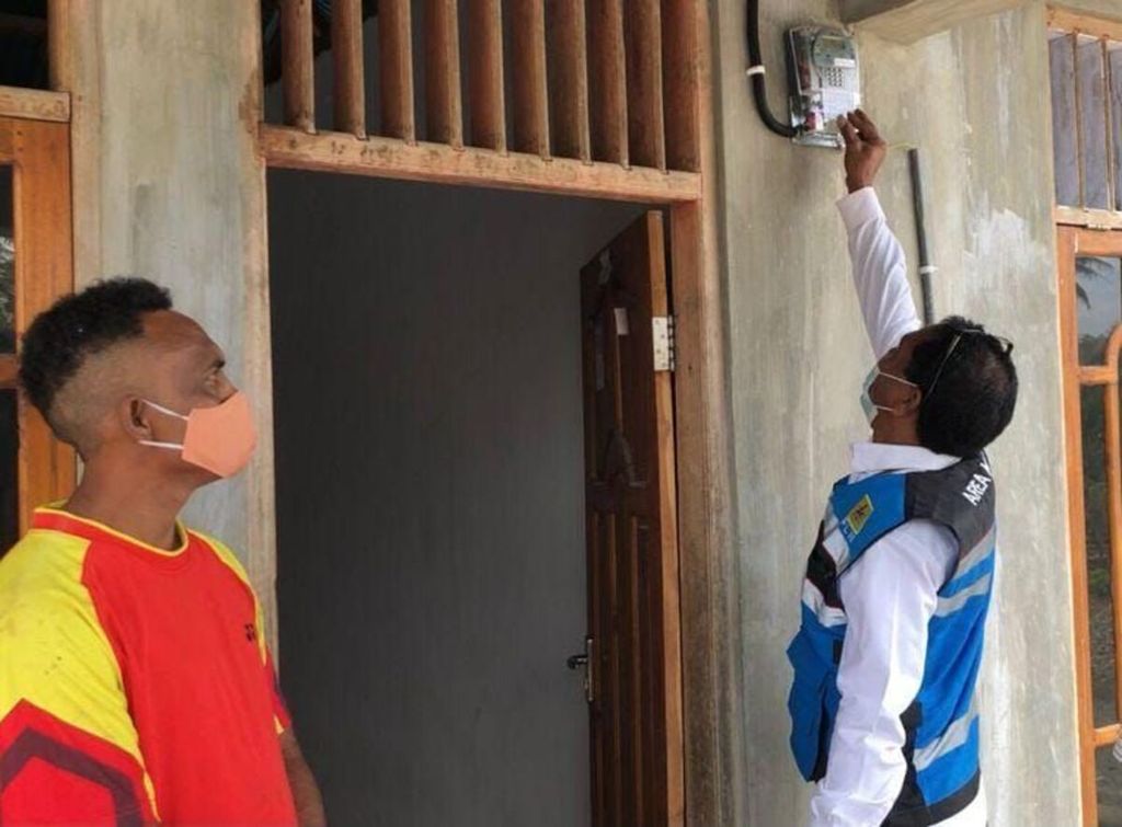 Petugas PLN mengecek meteran listrik di Dusun Manekik Desa Sarabua, Belu, NTT, perbatasan RI-Timor Leste. 