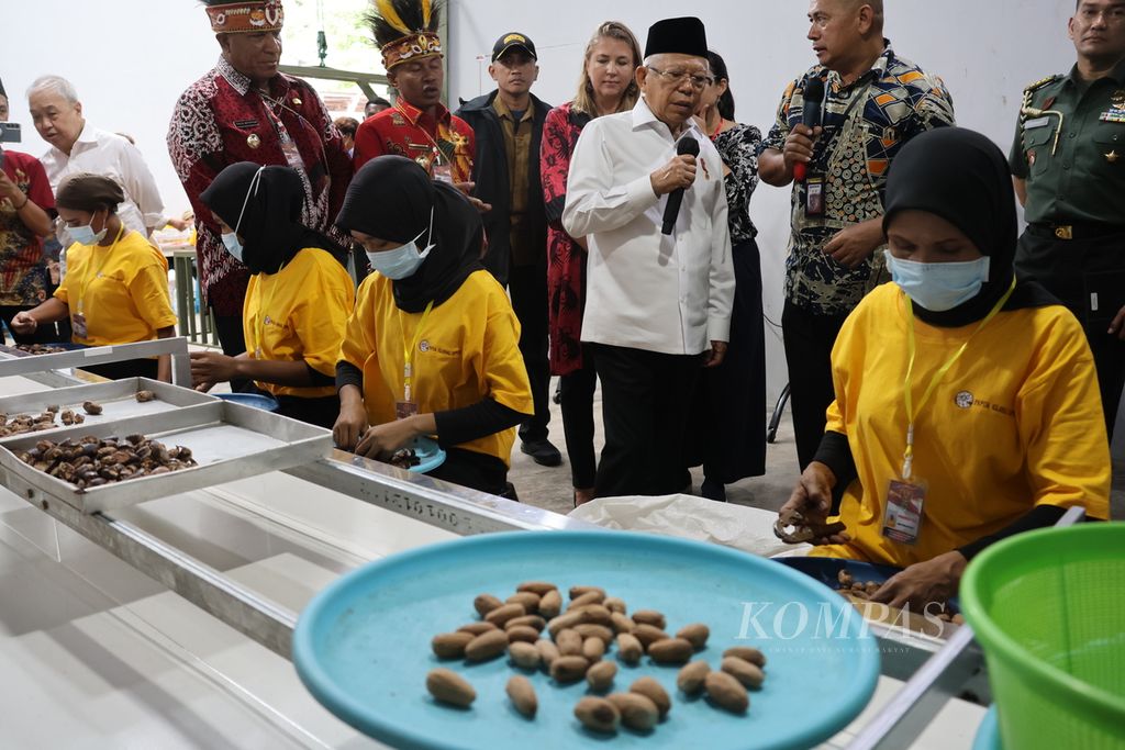 Wakil Presiden Ma'ruf Amin meninjau rumah produksi pengolahan pala tomandin di Papua Global Spices di Fakfak, Provinsi Papua Barat, Kamis (13/7/2023).