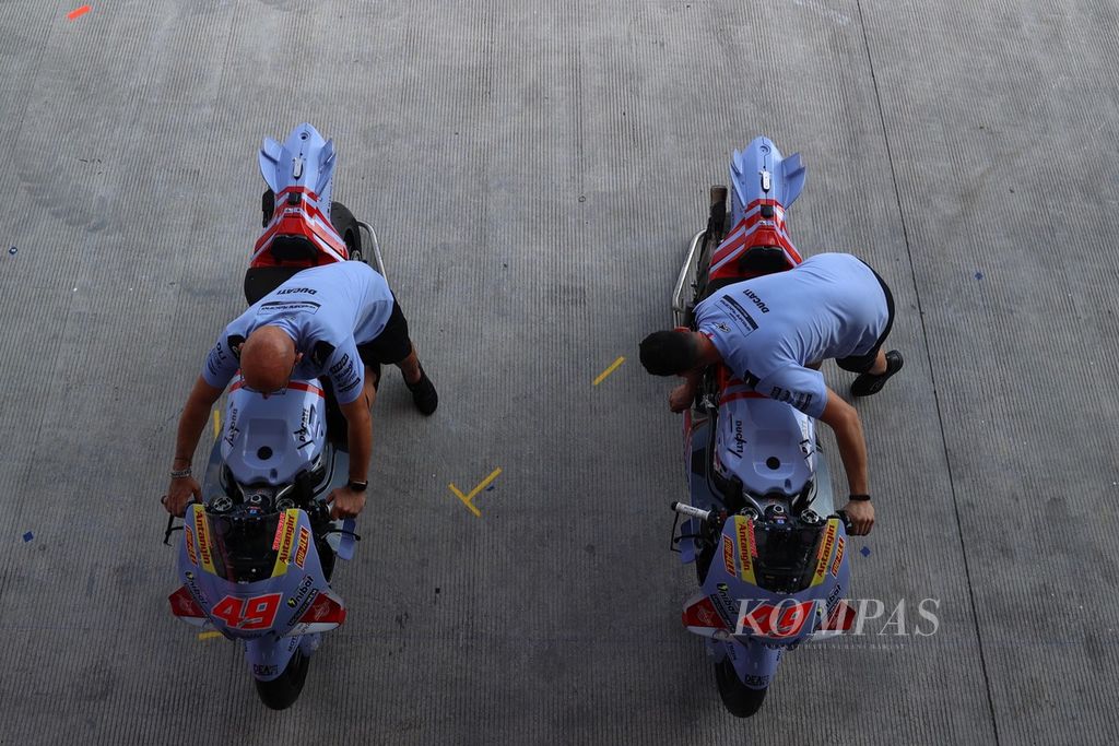 Kru tim balap MotoGP Gresini Racing di paddock Sirkuit Internasional Pertamina Mandalika, Kamis (12/10/2023). 