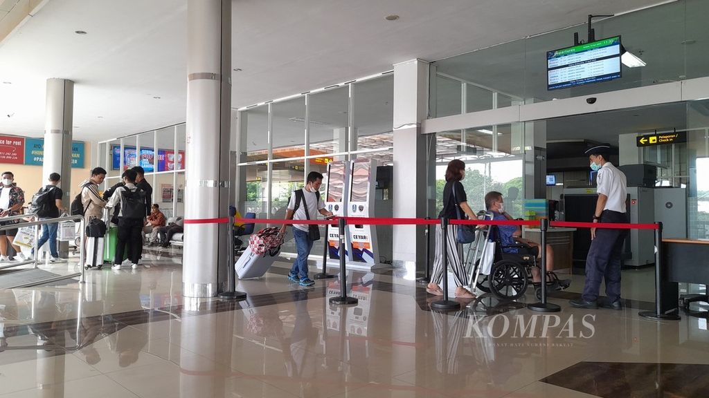 Sejumlah calon penumpang pesawat tujuan Jakarta tengah memasuki ruang tunggu keberangkatan Bandara Abdulrachman Saleh, Malang, Jawa Timur, Selasa (18/4/2023).