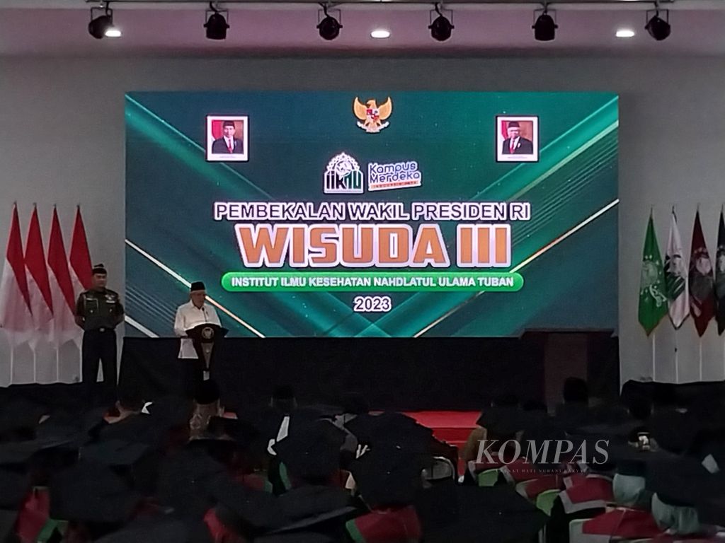 Wakil Presiden Maruf Amin saat memberi sambutan pada pembekalan Wisuda III dan Peresmian Gedung Baru Kampus C Institut Ilmu Kesehatan Nahdlatul Ulama (IIKNU) Tuban, di Tuban, Provinsi Jawa Timur, Kamis (10/8/2023).