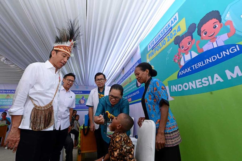 Presiden Joko Widodo meninjau pemberian vaksin polio kepada anak-anak usia 0-7 tahun di Posyandu Rajawali 3, kompleks Graha Nendali, Jalan Raya Sentani-Waena, Nendali, Kecamatan Sentani Timur, Kabupaten Jayapura, Selasa (23/7/2024).