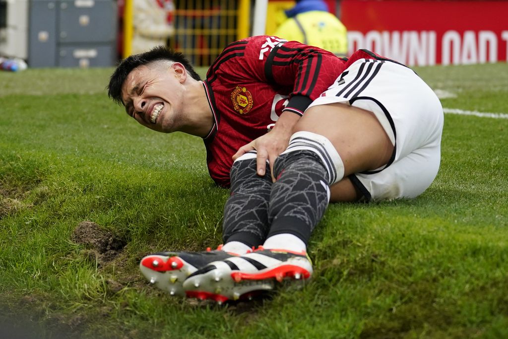 Bek tengah Manchester United Lisandro Martinez mengerang kesakitan karena cedera saat laga lawan West Ham United di Old Trafford, Minggu (4/2/2024). Pemain asal Argentina itu baru pulih namun kembali cedera.