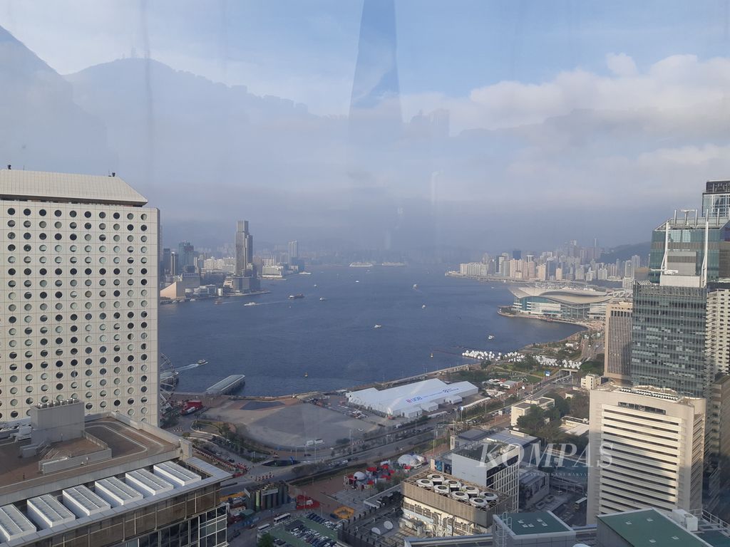 Suasana kota Hong Kong dari ketinggian, Rabu (27/3/2024). 