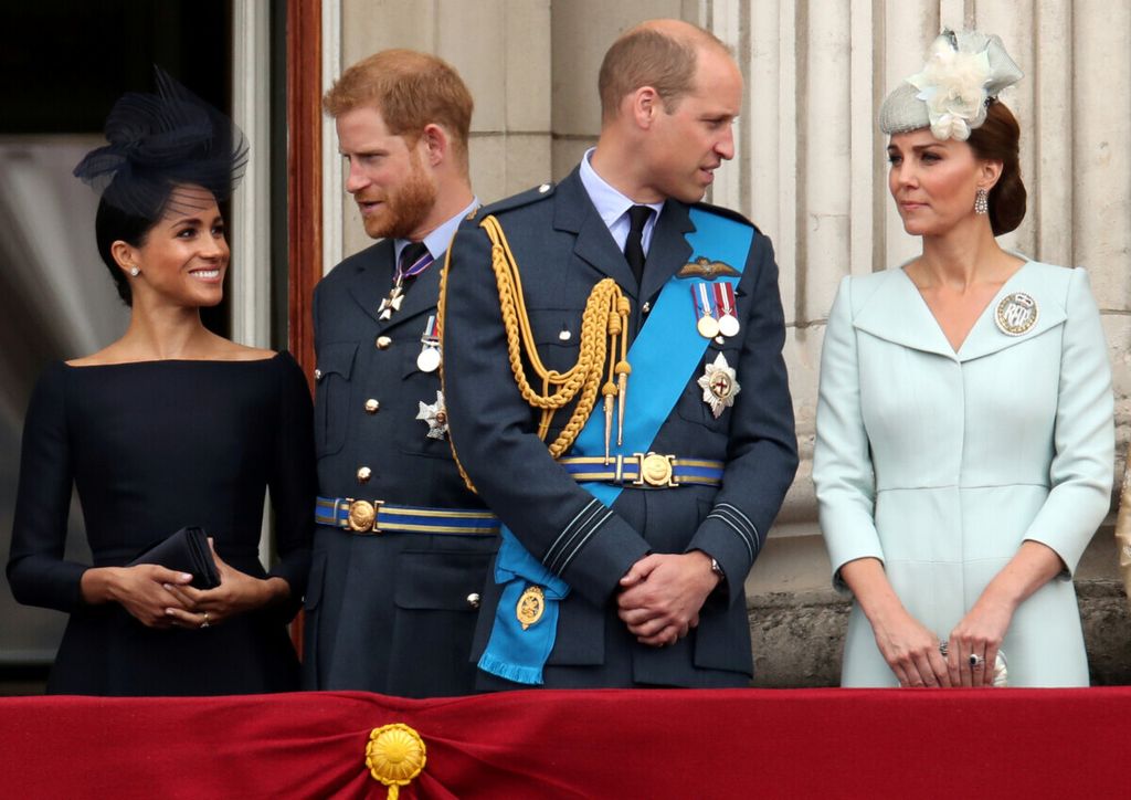 Pangeran Harry (kedua dari kiri) dan istrinya, Meghan Markle (kiri), serta Pangeran William dan istrinya, Catherine, saat menyaksikan pesawat tempur untuk menandai seratus tahun Royal Air Force di pusat kota London, Inggris, 10 Juli 2018. 