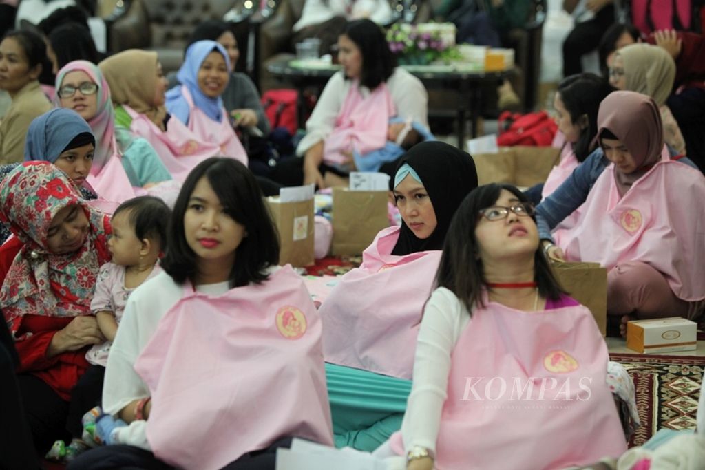 Sejumlah ibu menyusui bayinya serentak pada peringatan Pekan Air Susu Ibu (ASI) Sedunia di Kementerian Pemberdayaan Perempuan dan Perlindungan Anak (KPPPA) di Jakarta, Rabu (3/8/2016).