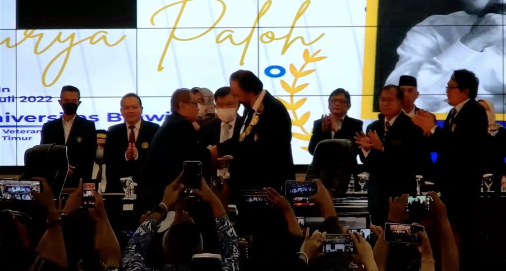 Ketua Umum Partai Nasdem Surya Paloh menerima gelar doktor kehormatan dari FISIP Universitas Brawijaya, Malang, Jawa Timur, Senin (25/7/2022), di Universitas Brawijaya. 