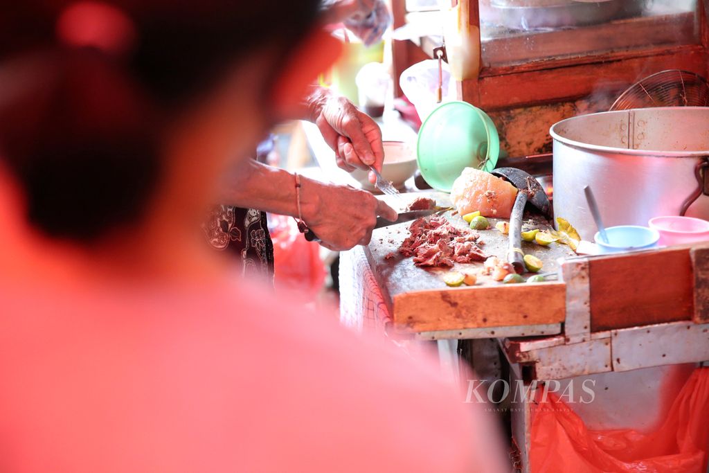 Penjual soto tangkar di Gang Gloria, Glodok, Jakarta.