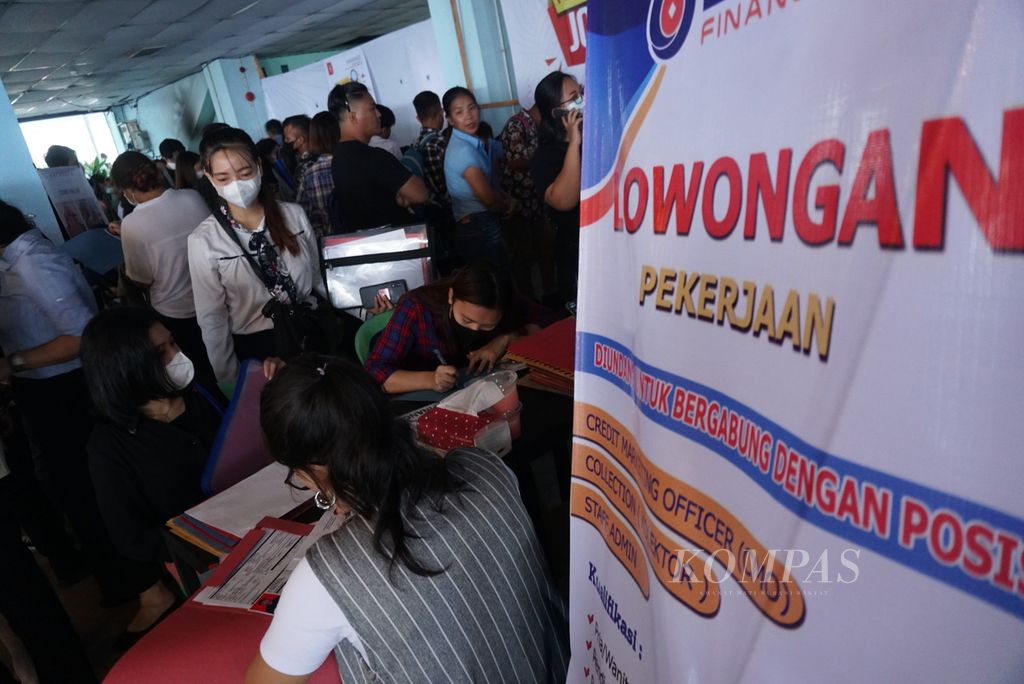Para pencari kerja memadati Manado Job Fair 2022 yang digelar di Kantor Dinas Pariwisata Manado, Sulawesi Utara, Jumat (18/11/2022). Jumlah peserta mencapai ribuan orang, tetapi hanya tersedia  sekitar 700 lowongan.