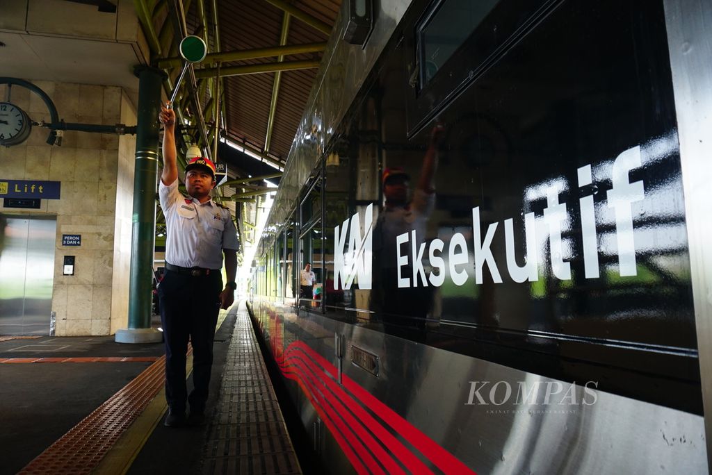Seorang petugas peron memberi izin keberangkatan Kereta Api Argo Dwipangga dari Stasiun Gambir, Jakarta Pusat, Rabu (27/12/2023). Sejak 13 Desember 2023, Argo Dwipangga menggunakan kereta New Generation buatan PT INKA, baik di kelas Luxury maupun Eksekutif.