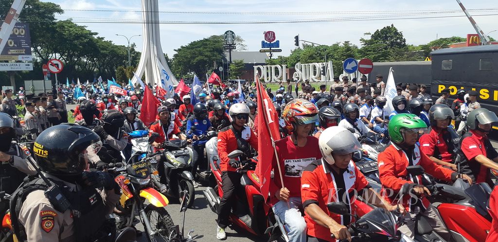 Ribuan buruh di Sidoarjo berunjuk rasa memperingati May Day pada Rabu (1/5/2024) di Puri Surya Jaya. Tuntutan yang mereka sampaikan antara lain tentang perbaikan kesejahteraan buruh.