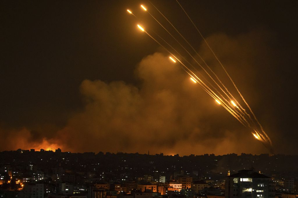 Hamas menembakkan roket dari Jalur Gaza lke arah Israel pada Minggu (8/10/2023). 