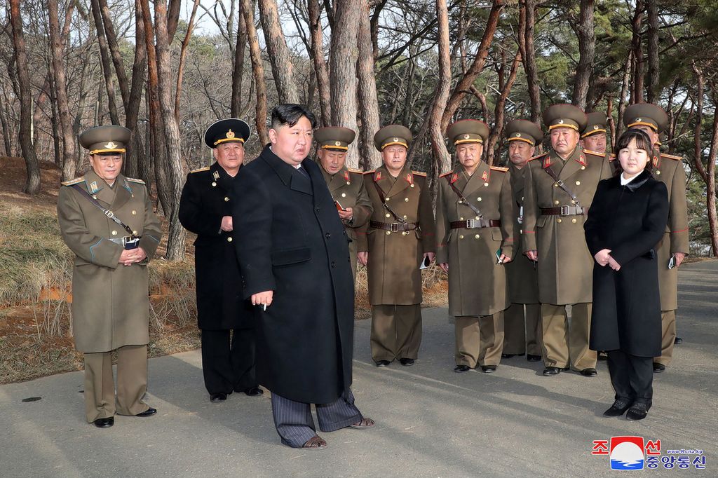 Foto yang diambil pada 9 Maret dan dirilis oleh kantor berita Korea Utara, KCNA, pada 10 Maret 2023 ini menunjukkan Pemimpin Korut Kim Jong Un (depan, kiri) memberikan panduan di lokasi kepada Unit Artileri Mars bersama putrinya, Ju Ae (kanan), di lokasi yang dirahasiakan. 