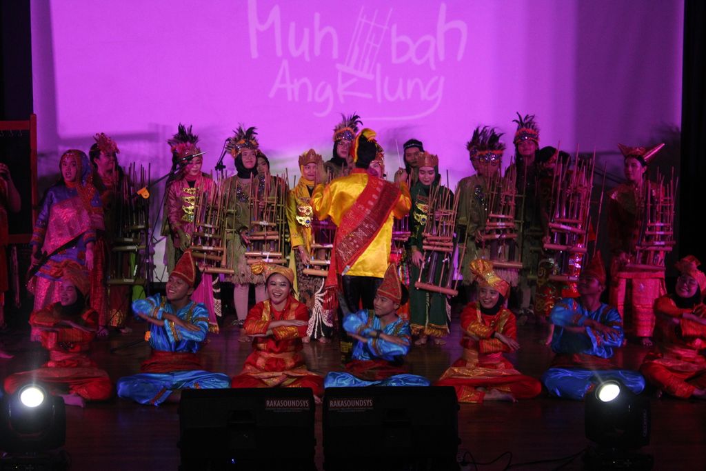 Tim Muhibah Angklung melakukan pertunjukan tarian tradisional dalam konser bertajuk Pre-Journey Concert 2024: The World is Ours di gedung Padepokan Seni Mayang Sunda, Kota Bandung, Jawa Barat, Minggu (9/6/2024).  