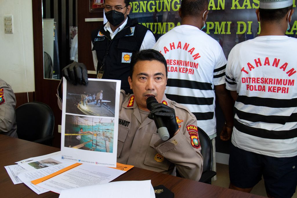 Kepala Bidang Humas Polda Kepulauan Riau Komisaris Besar Harry Goldenhardt menunjukkan barang bukti <i>speedboat</i> dan kapal kayu yang digunakan sindikat perdagangan orang untuk menyelundupkan pekerja migran ke Malaysia dari perariran Kepri, Senin (27/12/2021). 
