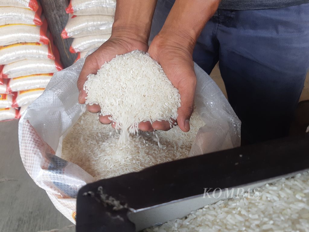 Pedagang mengecek beras di kiosnya di Pasar Baru, Kabupaten Indramayu, Jawa Barat, Senin (23/1/2023). Harga beras di pasar itu berangsur naik dalam dua bulan terakhir. Harga beras medium, misalnya, saat ini tercatat sekitar Rp 11.000 per kilogran. Padahal, harga eceran tertinggi beras medium Rp 9.450 per kg.