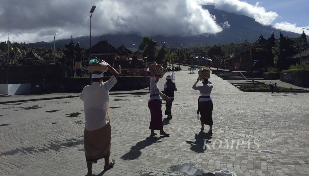 Pura Agung Besakih di Kabupaten Karangasem, Bali, merupakan tempat suci yang kawasannya harus dijaga suci dan bersih. Umat mendatangi kawasan Pura Agung Besakih, Kamis (27/4/2023).