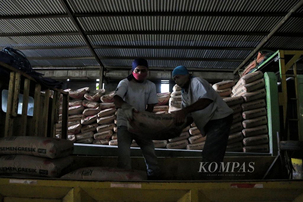 Pekerja membongkar dan memuat semen di gudang semen kawasan Kebon Jeruk, Jakarta Barat, Jumat (7/7/2023). Industri semen berpeluang untuk bertumbuh pada tahun 2023 meski masih dibayangi sentimen kelebihan pasokan produksi. Meningkatnya permintaan semen untuk pembangunan infrastruktur menjadi pemacu bagi industri ini untuk bertumbuh.