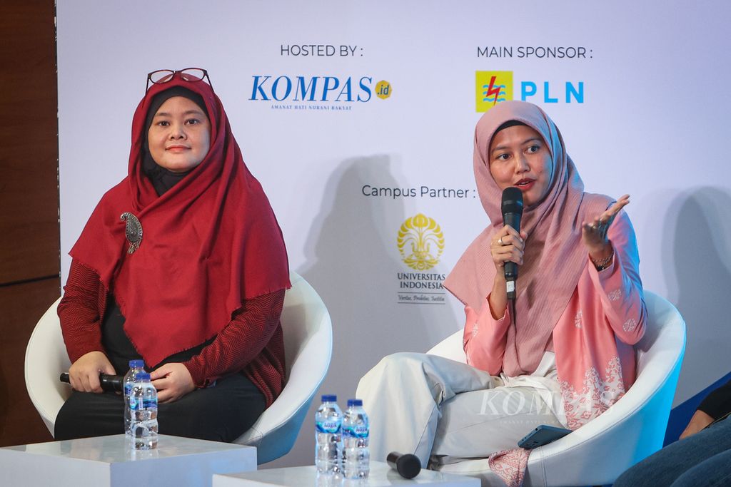 Ketua Program Studi Teknik Lingkungan Universitas Indonesia Cindy Rianti Priadi (kanan) berbicara dalam acara CEO Goes to Campus di Fakultas Teknik Universitas Indonesia, Depok, Jawa Barat, Rabu (6/12/2023). 