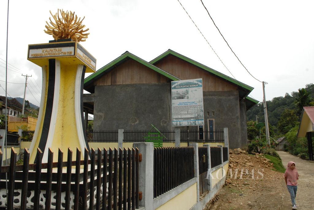 Monumen Kalpataru berdiri di tengah Desa Rantau Kermas, Merangin, Jambi, Minggu (26/12/2023). Kalpataru diberikan bagi masyarakat atas upaya mereka dalam penyelamatan lingkungan.