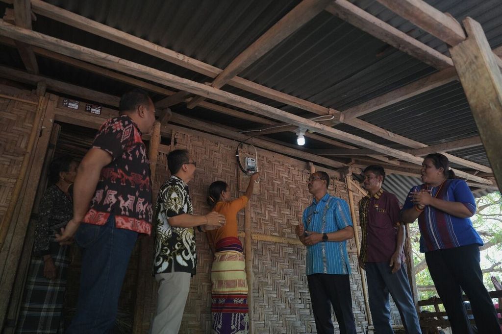 Listrik masuk di salah satu rumah warga di Desa Oh'aem, Kecamatan Amfoang, Kabupaten Kupang. Sekitar 375 warga desa itu menyambut gembira kehadiran listrik, menjelang 17 Agustus 2023.