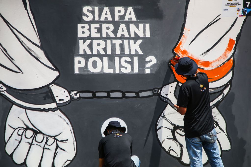 Sebanyak 493 seniman mural mengikuti Festival Mural Bhayangkara Piala Kapolri 2021 di Lapangan Bhayangkara, Mabes Polri, Jakarta, Sabtu (30/10/2021). 