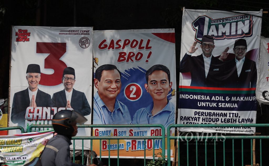 Alat peraga kampanye pasangan calon presiden dan calon wakil presiden yang berkontestasi dalam Pemilu 2024 terpasang di kawasan Pondok Pinang, Jakarta, Selasa (9/1/2024).  