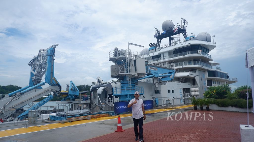 Wartawan dari Nepal yang mengikuti perjalanan dampak Philanthropy Asia Summit (PAS) 2024 berfoto dengan latar kapal OceanXplorer, yang bersandar di Singapura, Rabu (17/4/2024). 