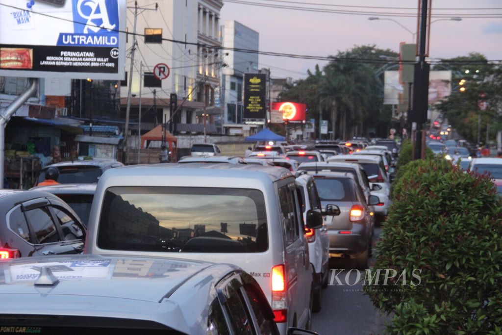 Kemacetan di jalur menuju Jembatan Kapuas 1, Kota Pontianak, Kalimantan Barat, Kamis (6/1/2022). 