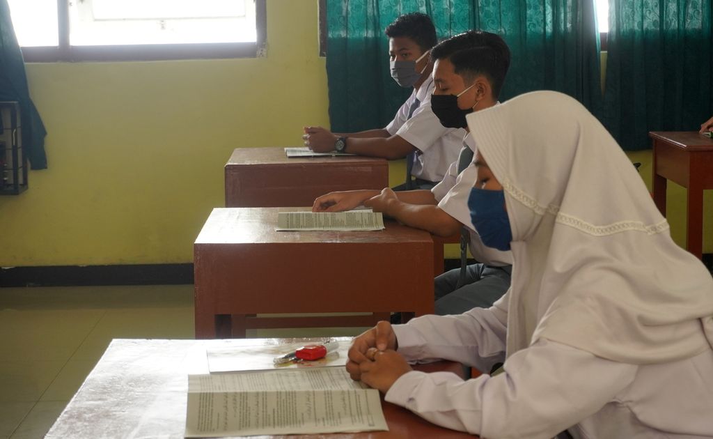 Suasana pembelajaran tatap muka di SMAN 2 Tegal, Jawa Tengah, Senin (7/9/2020). Sekolah tersebut mengikuti simulasi pembelajaran tatap muka selama dua pekan.