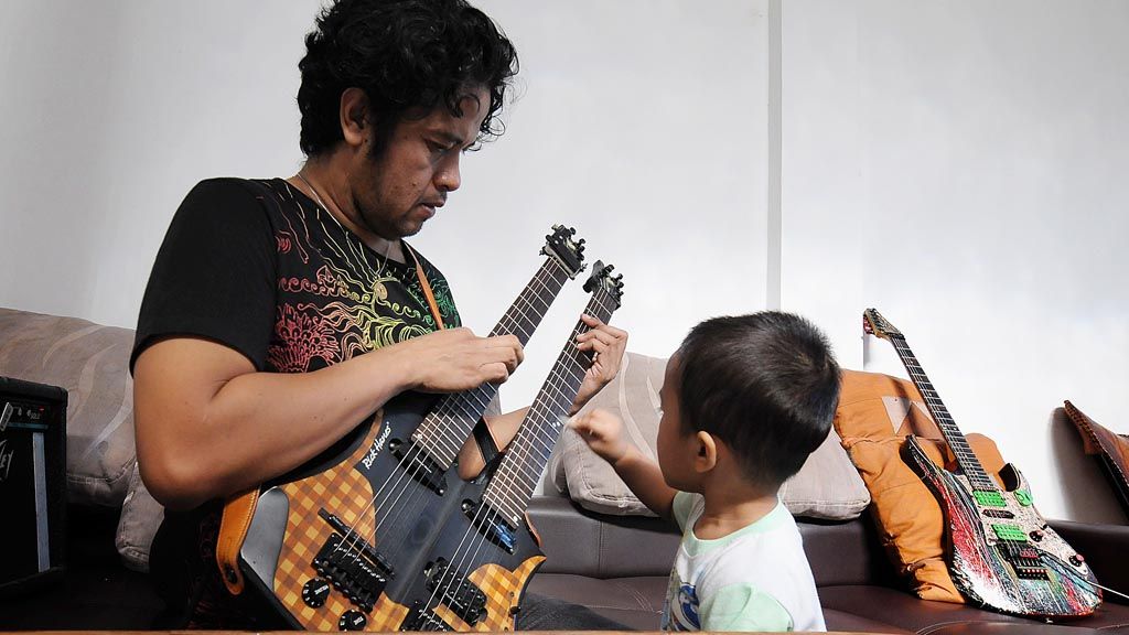 Jiyestha Sayilendra Balawan (2) latihan bersama ayahnya. Pengenalan musik sejak dini secara alami dipercaya Balawan dapat mengasah kecerdasan anak dalam bermusik.