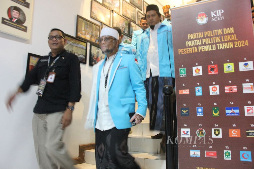 Pengurus Partai Darul Aceh saat mengantarkan berkas pencalonan anggota DPR Aceh ke Kantor Komisi Independen Pemilihan/Komisi Pemilihan Umum Provinsi Aceh, Minggu (14/5/2023). Pemilu di Aceh sedikit berbeda dengan di provinsi lain karena ada keikutsertaan partai lokal.