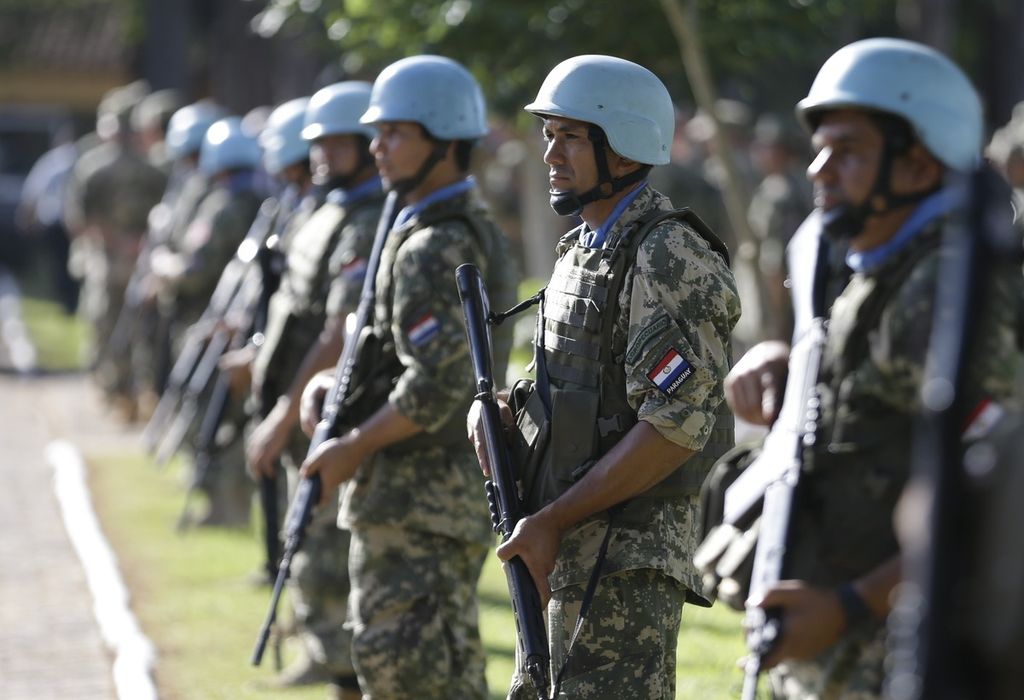 Arsip - Tentara berbaris di Pusat Pelatihan Operasi Perdamaian Perserikatan Bangsa-Bangsa (CECOPAZ) sebelum kedatangan Sekretaris Jenderal Perserikatan Bangsa-Bangsa Ban Ki-Moon di Asuncion, Paraguay, pada 26 Februari 2015. Organisasi ini memperingati 75 tahun PBB dalam memelihara perdamaian dan memperingati Hari Internasional Pasukan Penjaga Perdamaian PBB pada Kamis (25/5/2023).