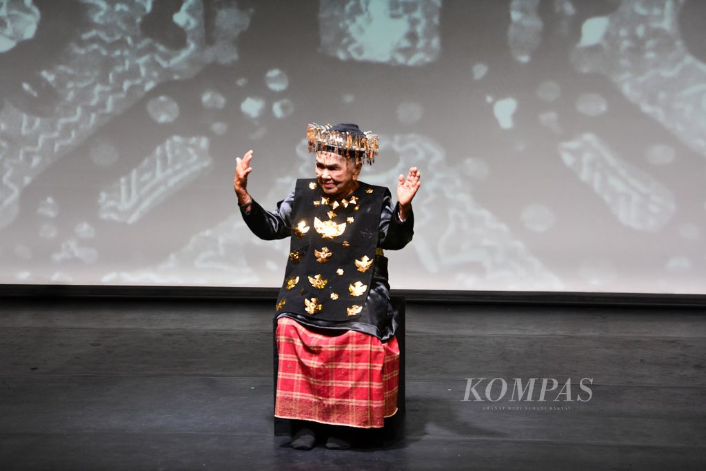 Ino Isah (90) membawakan tari betauh dalam pementasan Panggung Maestro di Teater Wahyu Sihombing, Taman Ismail Marzuki, Jakarta, Sabtu (9/3/2024). 