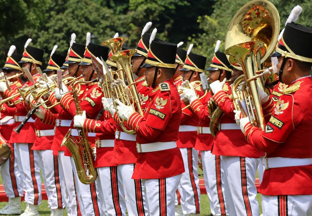The Presidential Security Force's Music Detachment (Paspampres) was on duty during a state ceremony welcoming Tanzania President Samia Suluhu Hassan at the Presidential Palace in Bogor on Thursday (25/1/2024).